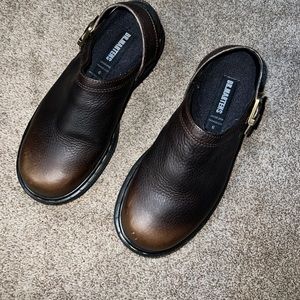 DR MARTEN. WOMENS SIZE 9 CLOG MULE WITH STRAP.